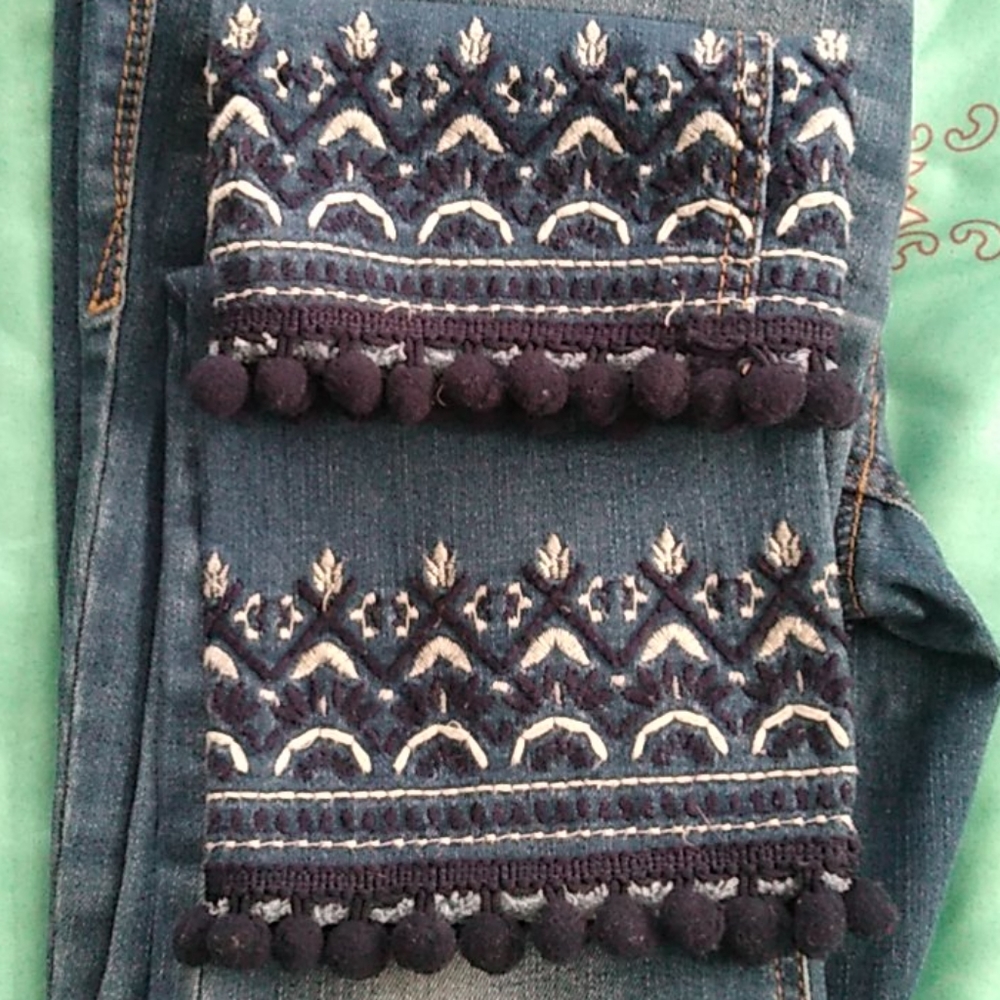 Embroidered Detailed Bottom Jeans - Picture 8 of 9